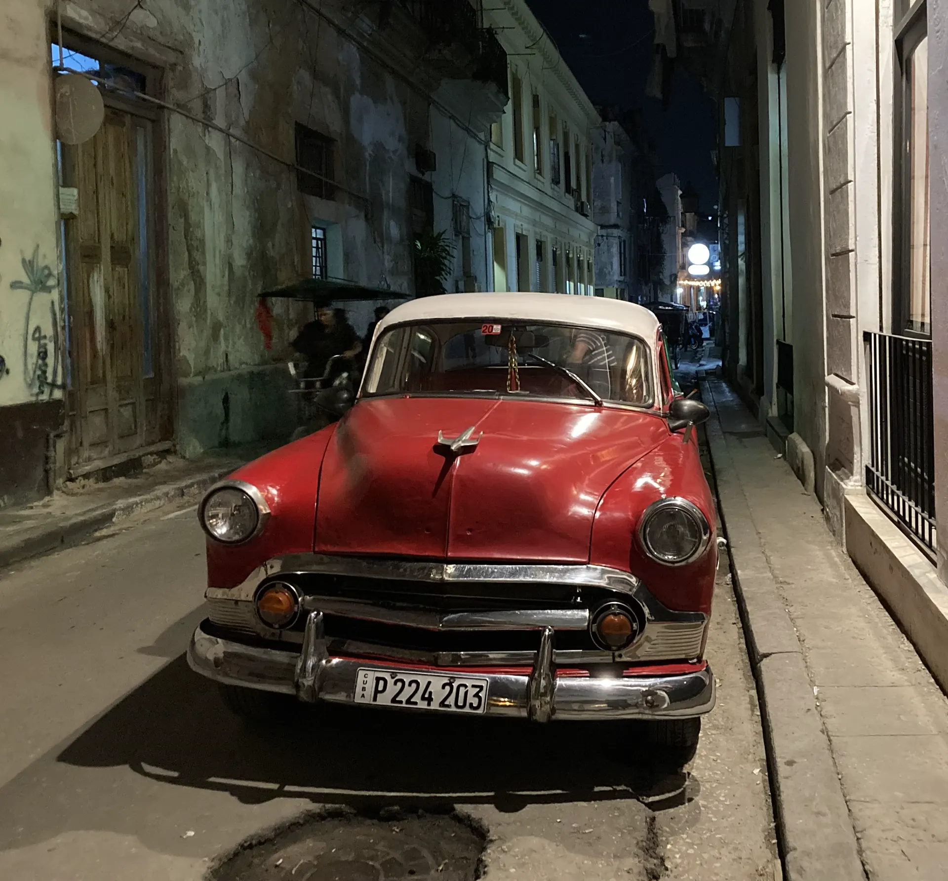Coche clásico rojo en una calle de La Habana