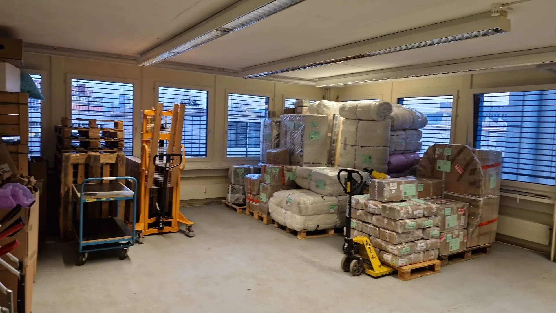 Paquetes y transpaleta en el almacén de MaJoR-Pack en Dietikon